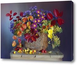    Букет из осенних листье и цветов в корзинке