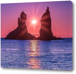   Постер Солнце всходит между двумя скалами братьями близнецами, которые возвышаются над морской рябью