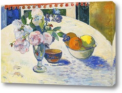    Цветы и ваза с фруктами на столе