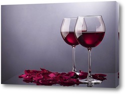    Два бокала с вином и лепестки роз
