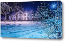    Старое жилое здание ранним зимним утром окружено присыпанными снегом деревьями и дорожными знаками.