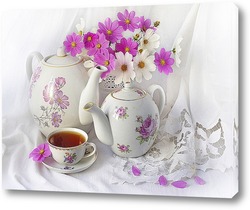    Чашка чая с чаниками и букетом космеи