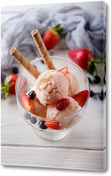   Постер Шарики клубничного мороженого в креманке.