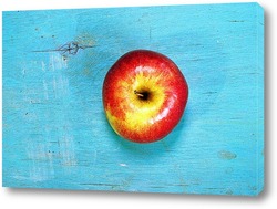    яблоко на голубой деревянной поверхности
