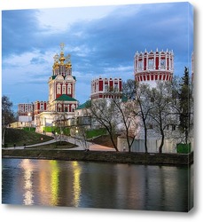    Новодевичий монастырь на закате дня