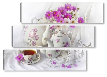 Модульная картина Чашка чая с чаниками и букетом космеи
