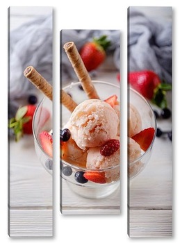 Модульная картина Шарики клубничного мороженого в креманке.